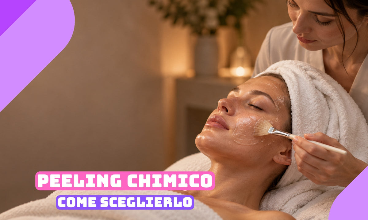 Estetista che applica un gel peeling con pennello a ventaglio sul viso di una cliente in cabina