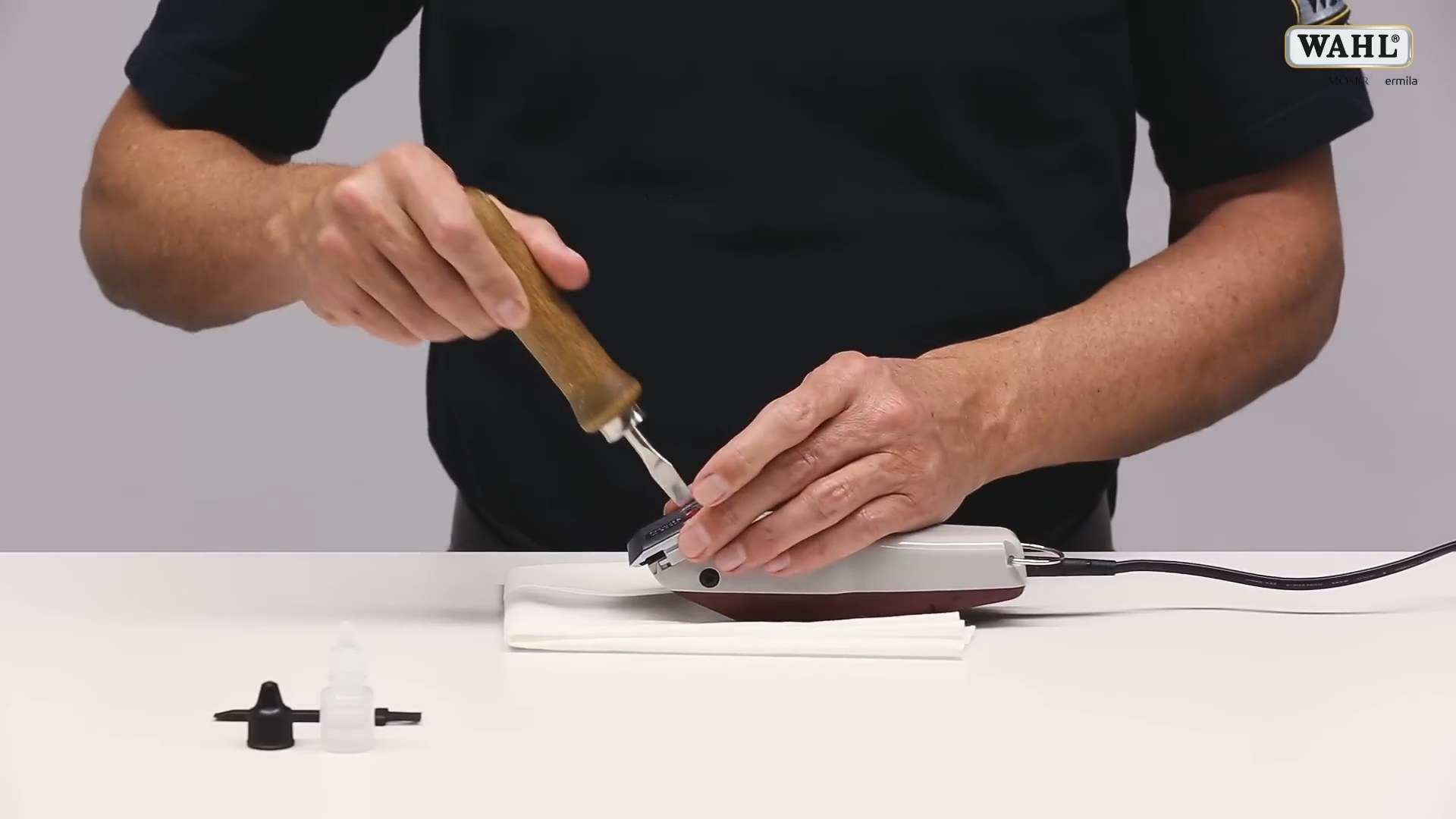 Carica video: Moser Tosatrice 1400 Kit con Pettinini